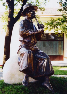 Furulyázó pásztor - köztéri szobor